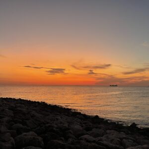 Sunset, pantai, kapal di laut Losari Makassar