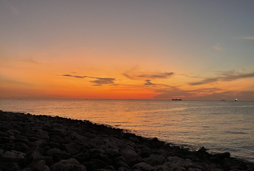 Sunset, pantai, kapal di laut Losari Makassar