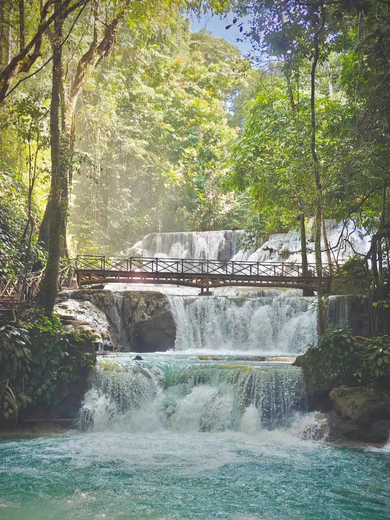 Holzbrücke über den terrassenförmigen Kaskaden des Piala-Wasserfalls bei Luwuk, Zentral-Sulawesi