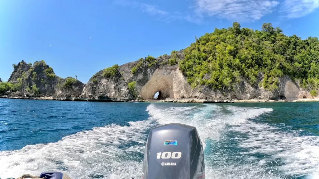 Speedboat melaju menuju tebing karst dan gua laut di Kepulauan Banggai, alternatif kapal reguler dari Luwuk