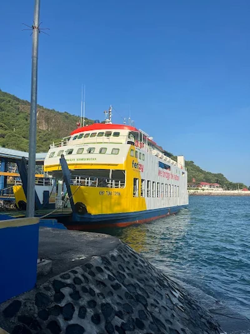 Passagiersveerboot op de overtocht van Luwuk naar de Banggai-eilanden, Centraal-Sulawesi