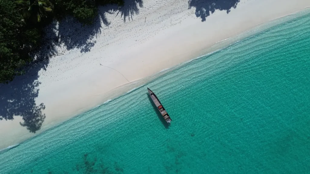 Traditionnelle en bois de bateau de pêche amarré sur le Poisson des Îles