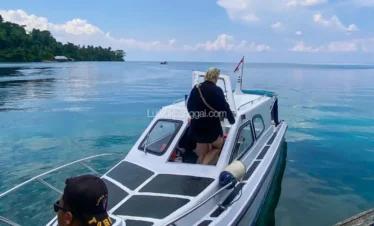 Speed Boat bersandar di pelabuhan pulau