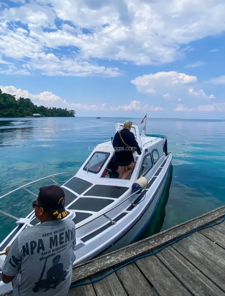 Speed Boat bersandar di pelabuhan pulau
