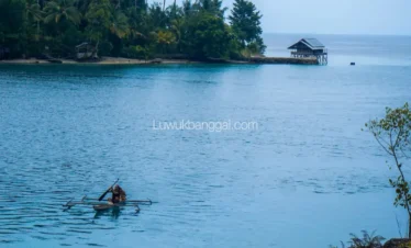 Perahu kecil di pinggir laut