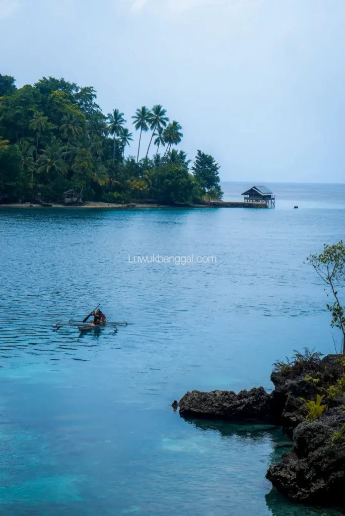 Perahu kecil di pinggir laut