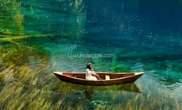 seorang wanita bermain sampan di danau