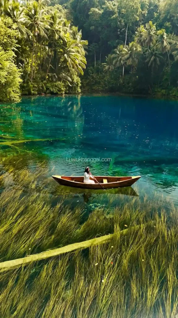 seorang wanita bermain sampan di danau