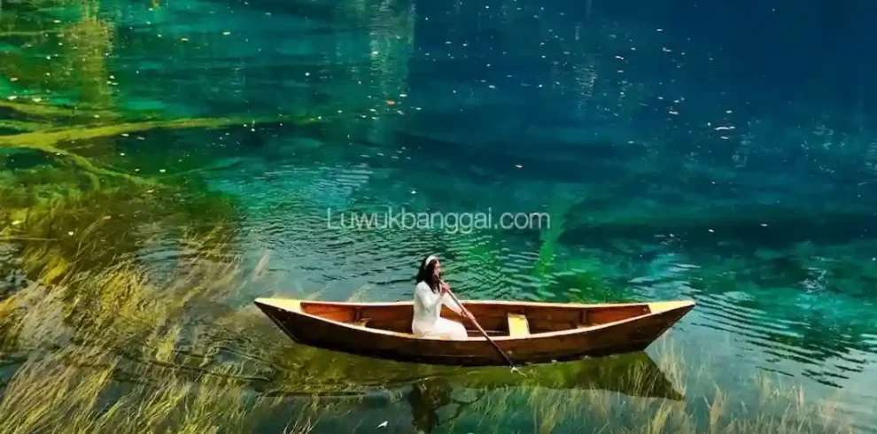 seorang wanita bermain sampan di danau