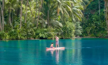 Dua orang menikmati keindahan Danau Paisupok dengan Paddle Board