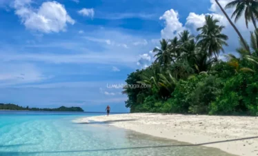 keindahan pantai Puganda dengan pasir putih, air biru