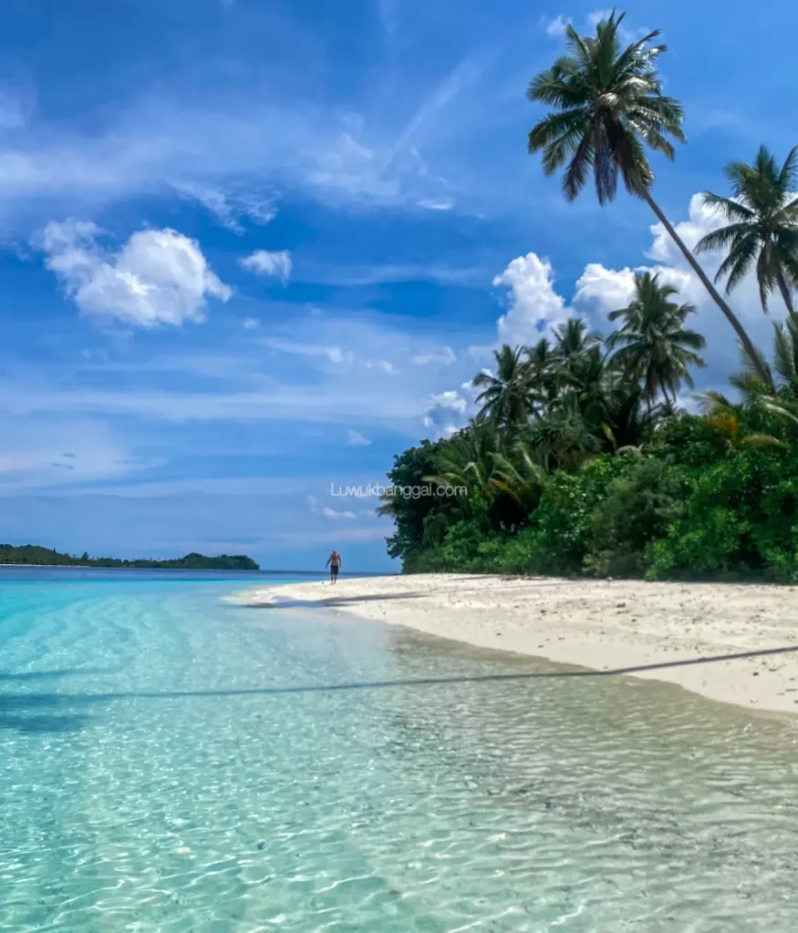 keindahan pantai Puganda dengan pasir putih, air biru