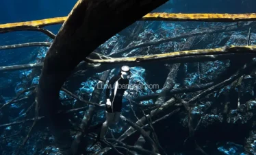 Seorang wanita menyatu dengan keindahan bawah Danau Paisupok