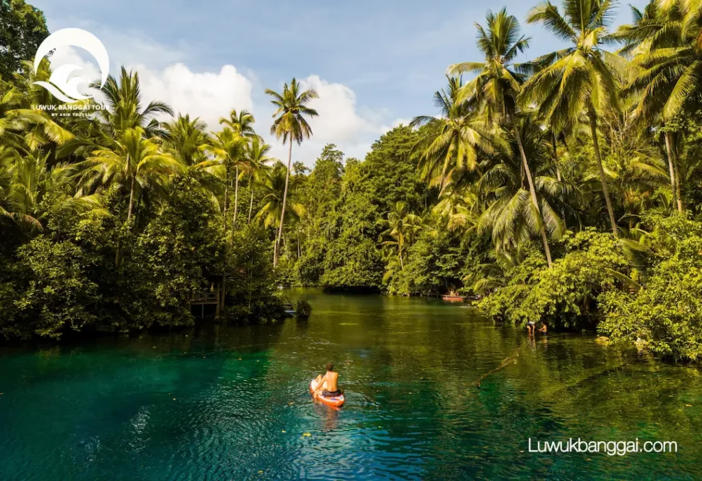 Seseorang sedang bermain Paddle di Danau berair biru
