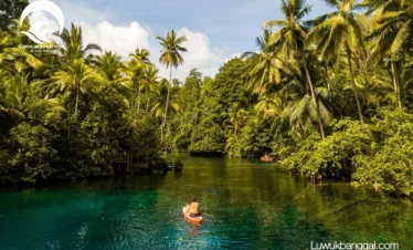 Seseorang sedang bermain Paddle di Danau berair biru