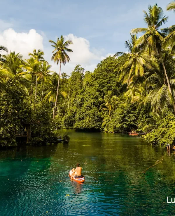 Seseorang sedang bermain Paddle di Danau berair biru