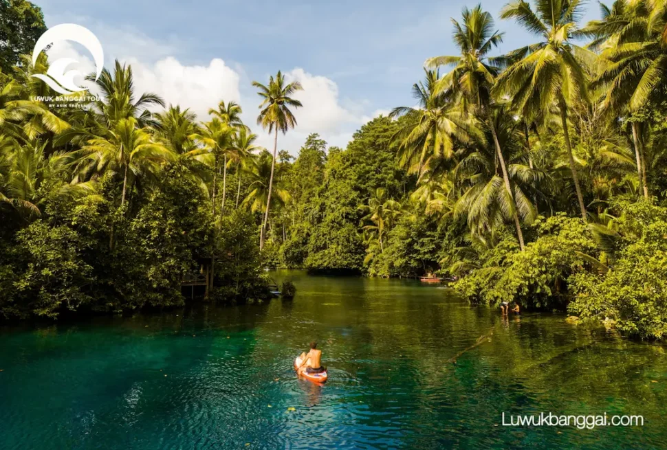 Une personne en paddle sur un lac aux eaux bleues, îles Banggai