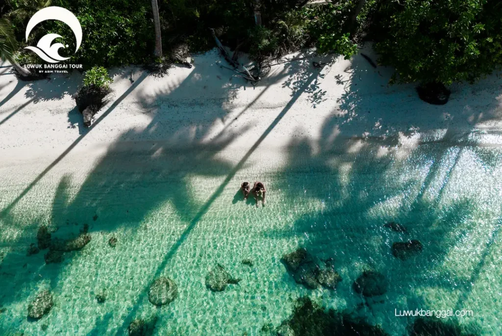 Sepasang kekasih duduk di Pantai