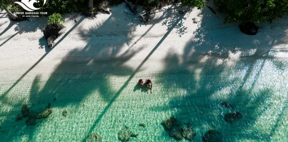 Sepasang kekasih duduk di Pantai