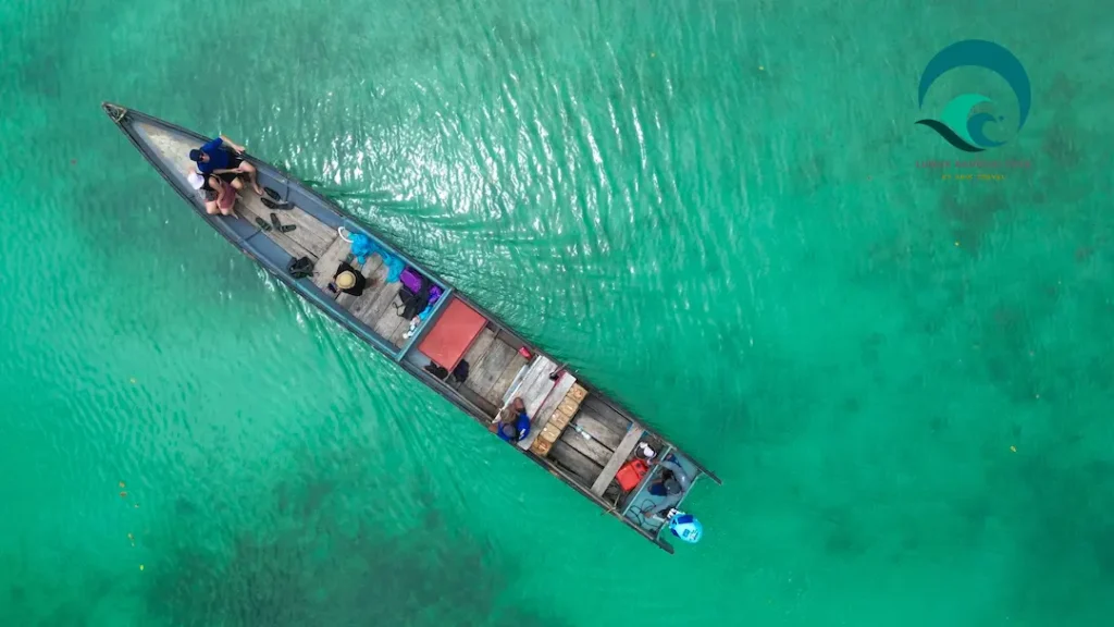 perahu nelayan tradisional di atas air laut biru jernih luwuk