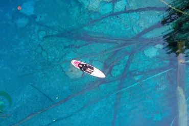 Paddle Board di air jernih Danau Paisupok