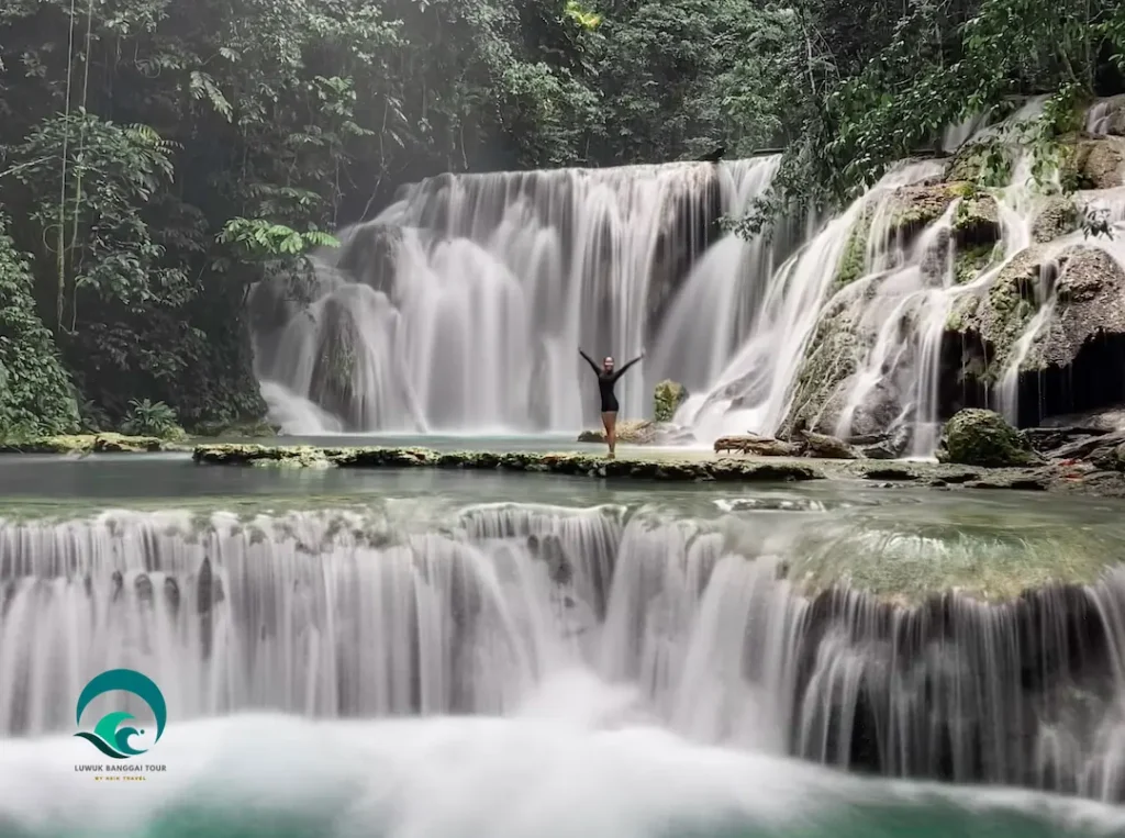 Un touriste debout à la zone sèche de la cascade de Piala de Luwuk Banggai