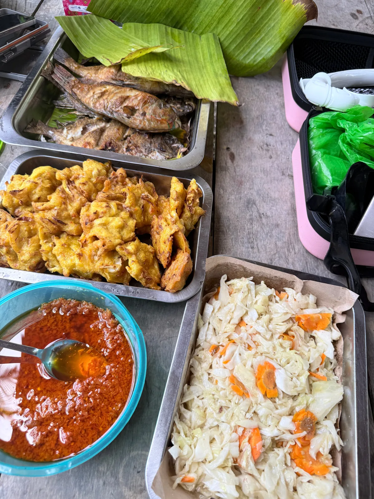 Nampan berisi ikan goreng, bakwan, salad kol, dan sambal untuk makan siang rombongan di Kepulauan Banggai