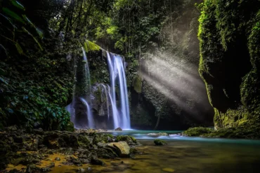 Air Terjun Laumarang di tengah hutan dekat Kota Luwuk