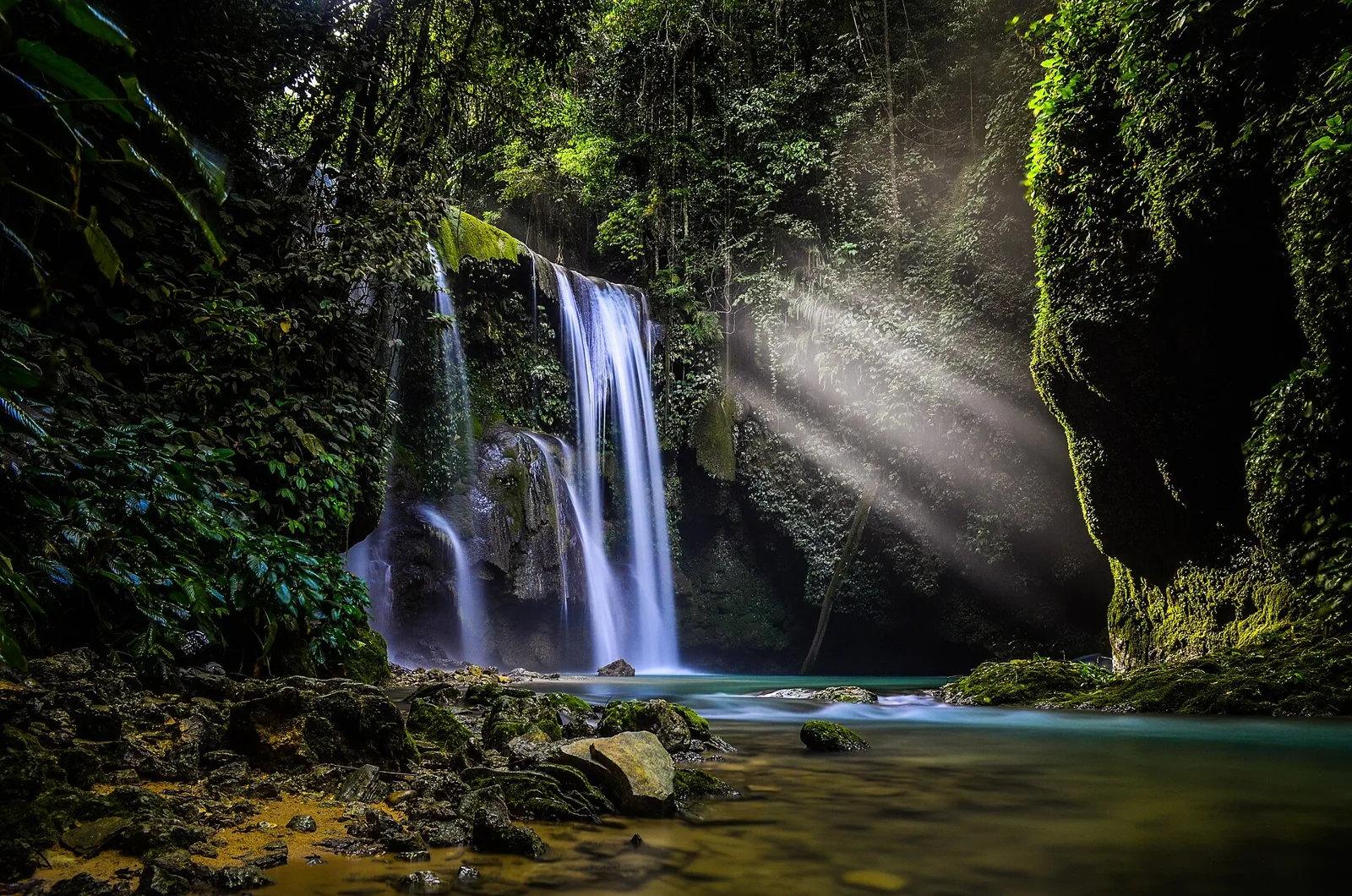 Air Terjun Laumarang di tengah hutan dekat Kota Luwuk
