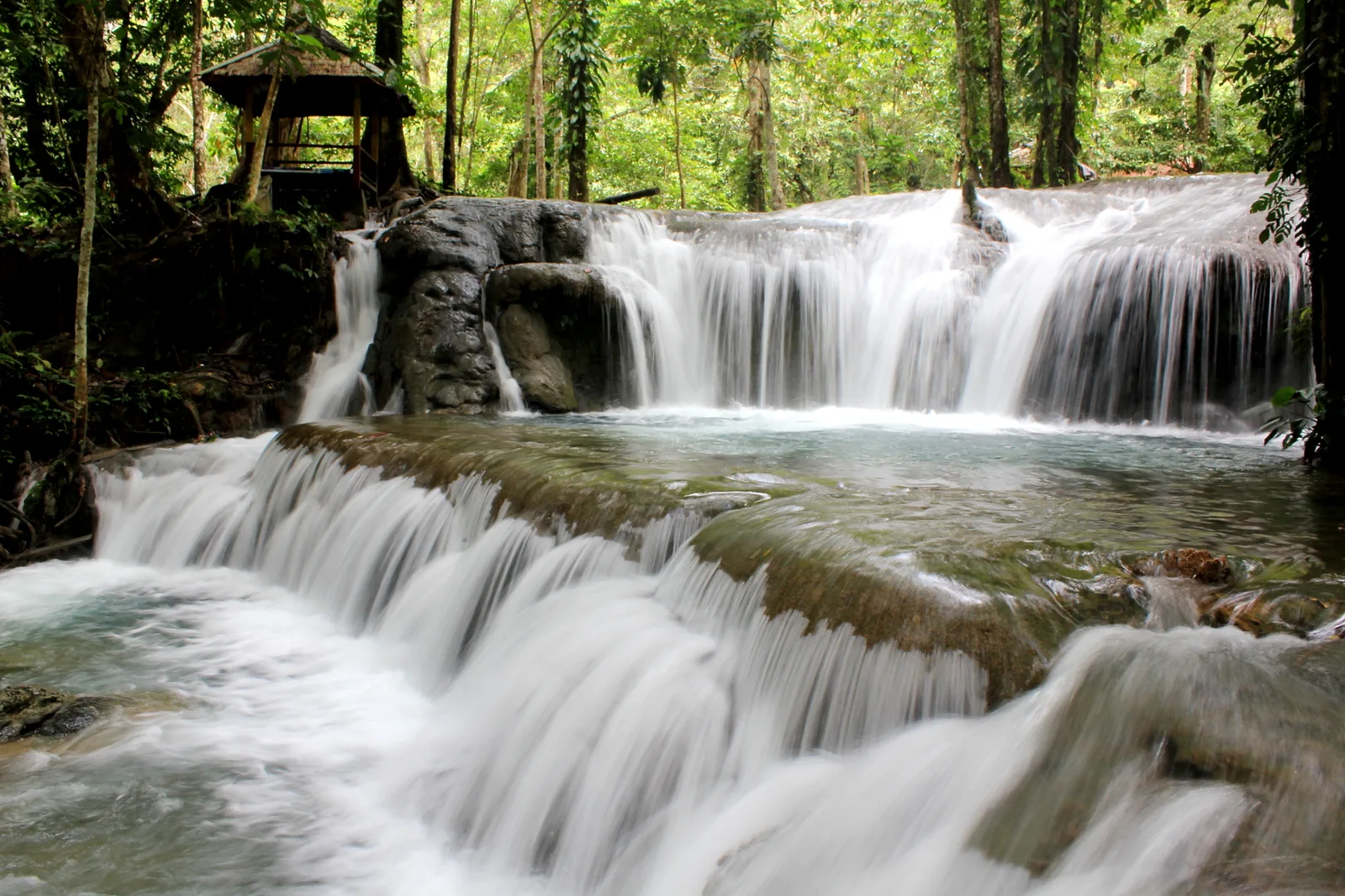 Air Terjun Salodik bertingkat di hutan dekat Luwuk