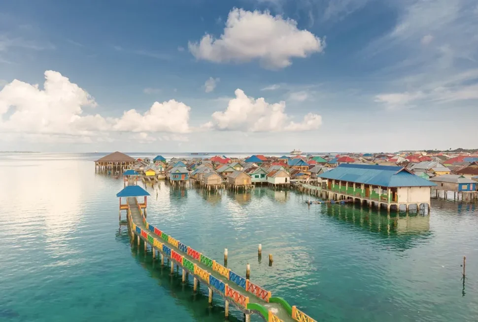 Le village bajo de Mola et ses passerelles colorées au-dessus de la mer, Wakatobi
