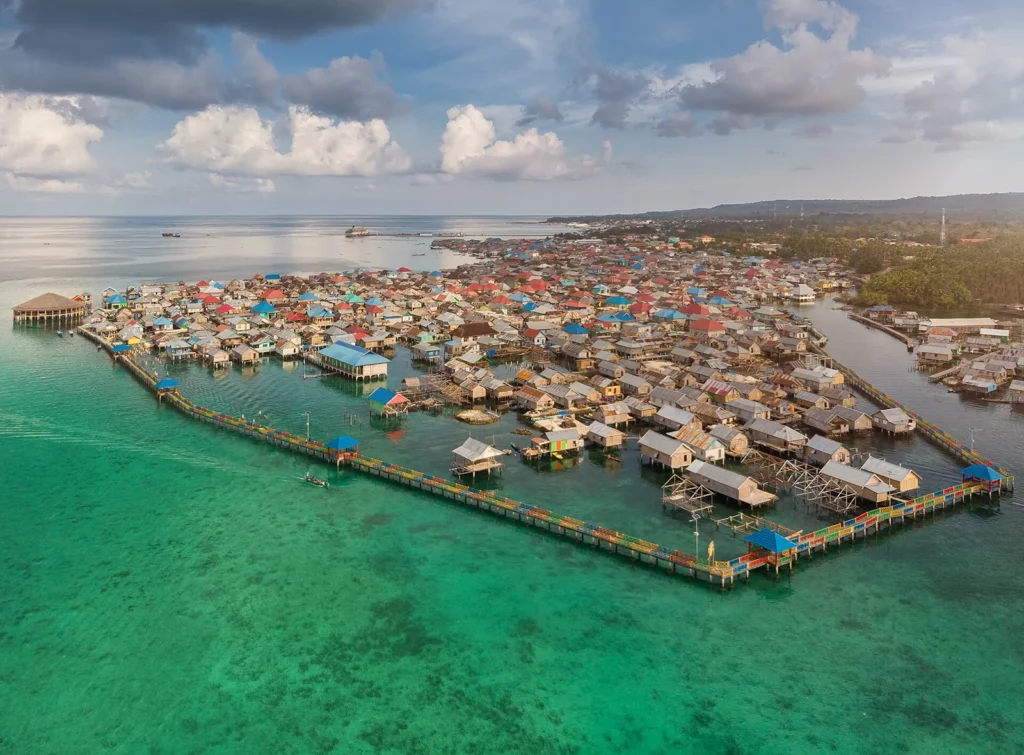 Kampung Bajo di Pulau Wangi-Wangi, Wakatobi, dilihat dari udara