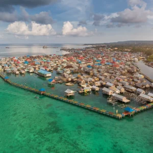 Luftaufnahme des Bajo-Pfahlbaudorfs auf Wangi-Wangi in Wakatobi, Südost-Sulawesi