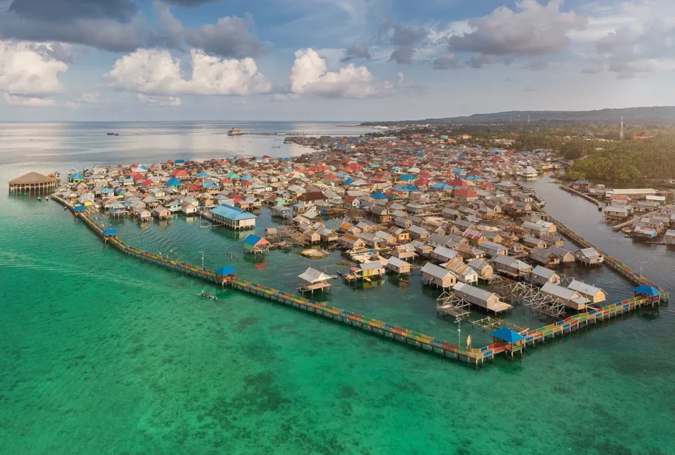 Luftaufnahme des Bajo-Pfahlbaudorfs auf Wangi-Wangi in Wakatobi, Südost-Sulawesi
