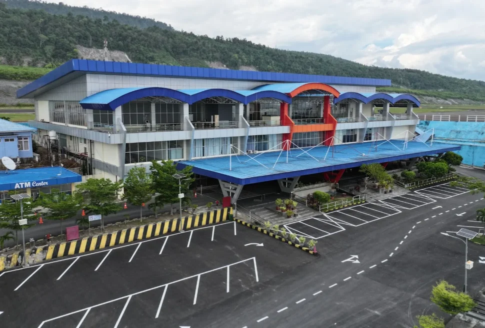 Gedung terminal Bandara Syukuran Aminuddin Amir di Luwuk dilihat dari udara
