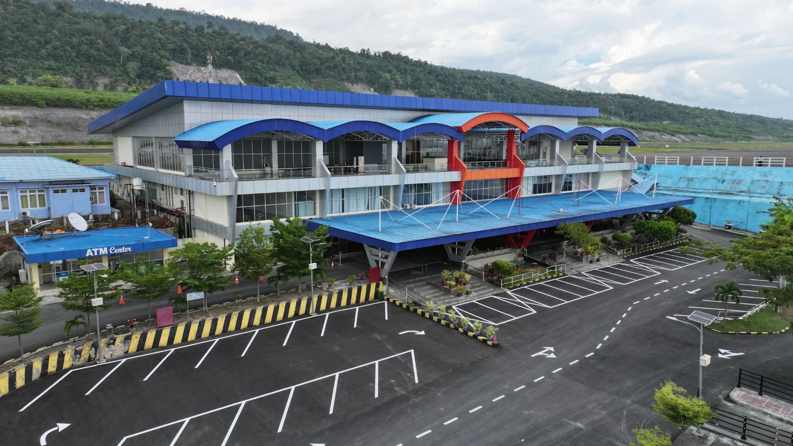 Gedung terminal Bandara Syukuran Aminuddin Amir di Luwuk dilihat dari udara