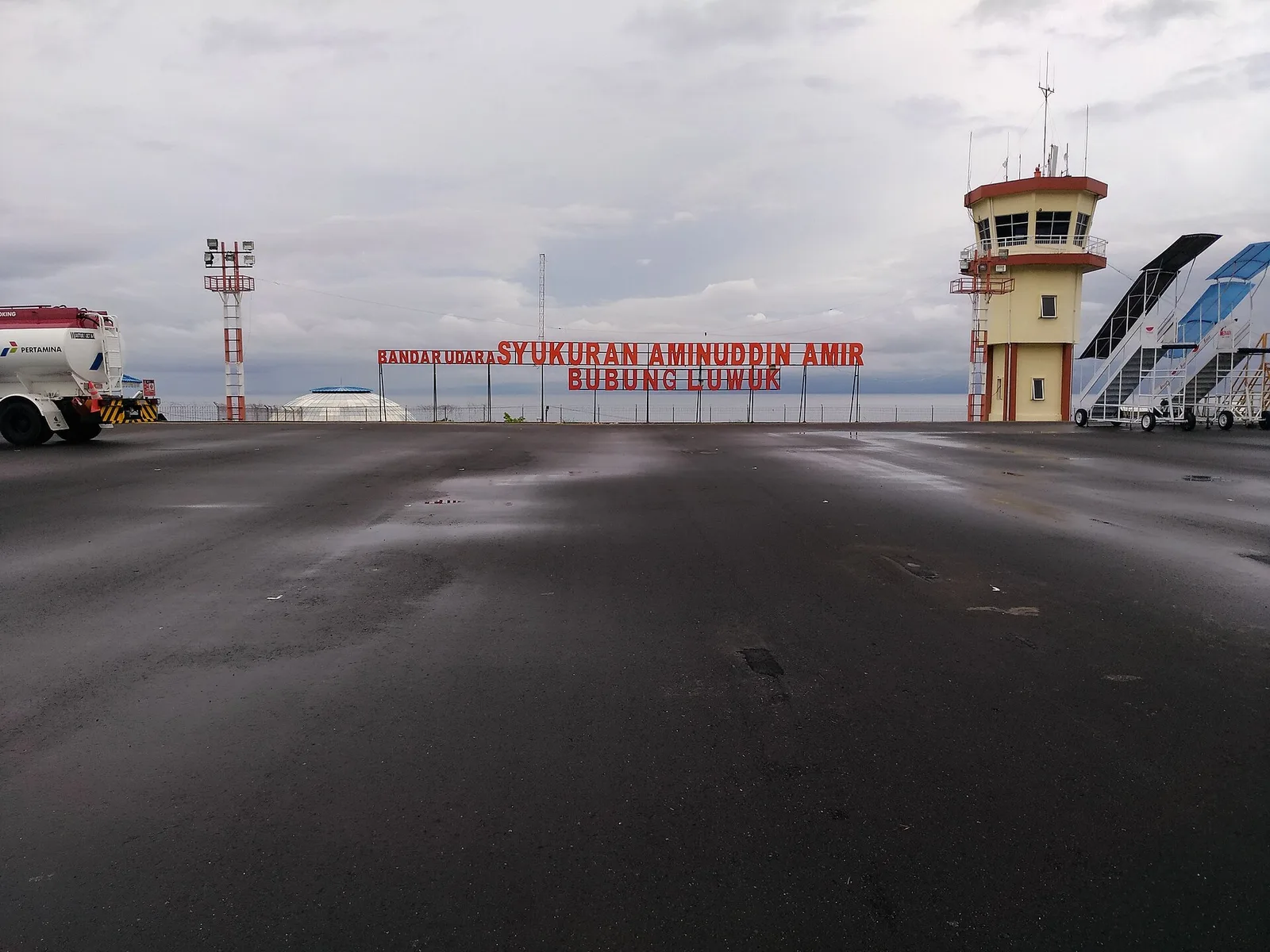 Apron dan menara kontrol Bandara Syukuran Aminuddin Amir di Luwuk