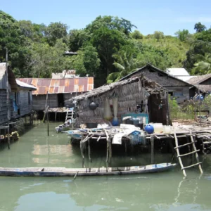 Palafitte bajau e una canoa scavata nel tronco nel villaggio di Bokori, Sulawesi
