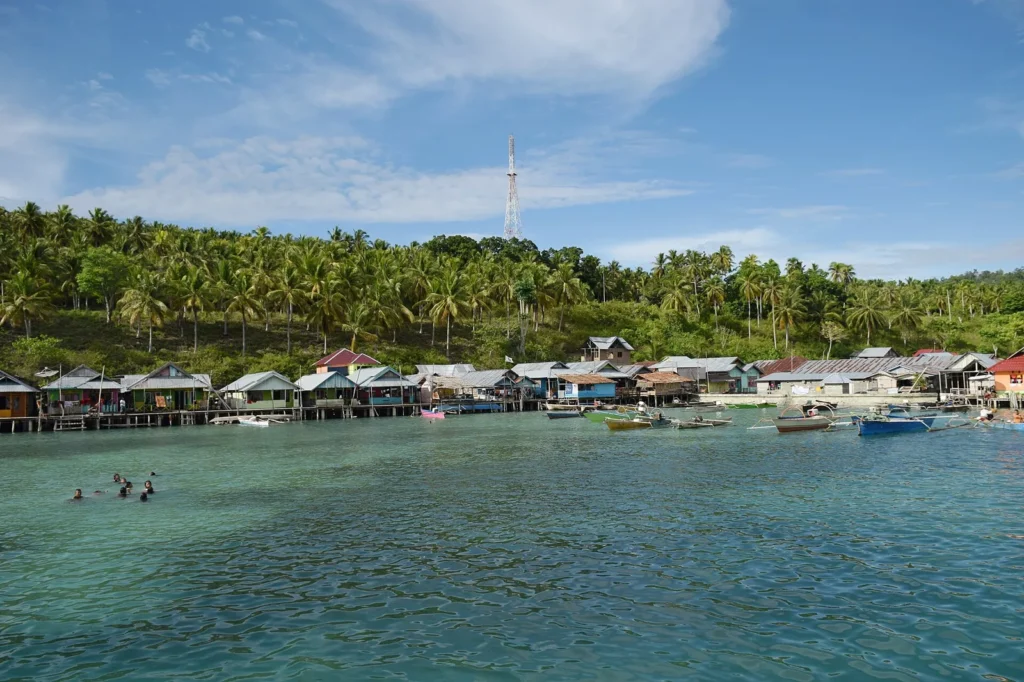 Rumah panggung dan perahu di kampung terapung dekat Pelabuhan Ampana