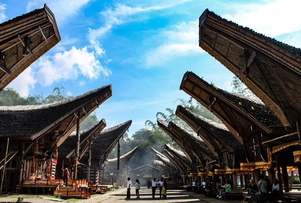 Les maisons tongkonan aux toits en forme de bateau du village de Ke’te’ Kesu’, pays Toraja, Sulawesi