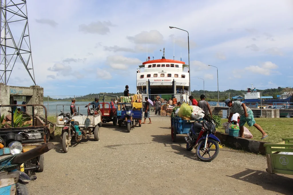 Die KMP Tuna Tomini beim Entladen in Wakai