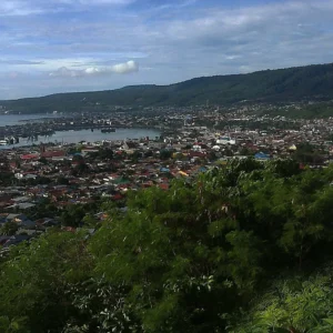 Kota Luwuk dan teluknya dilihat dari Puncak Kelles
