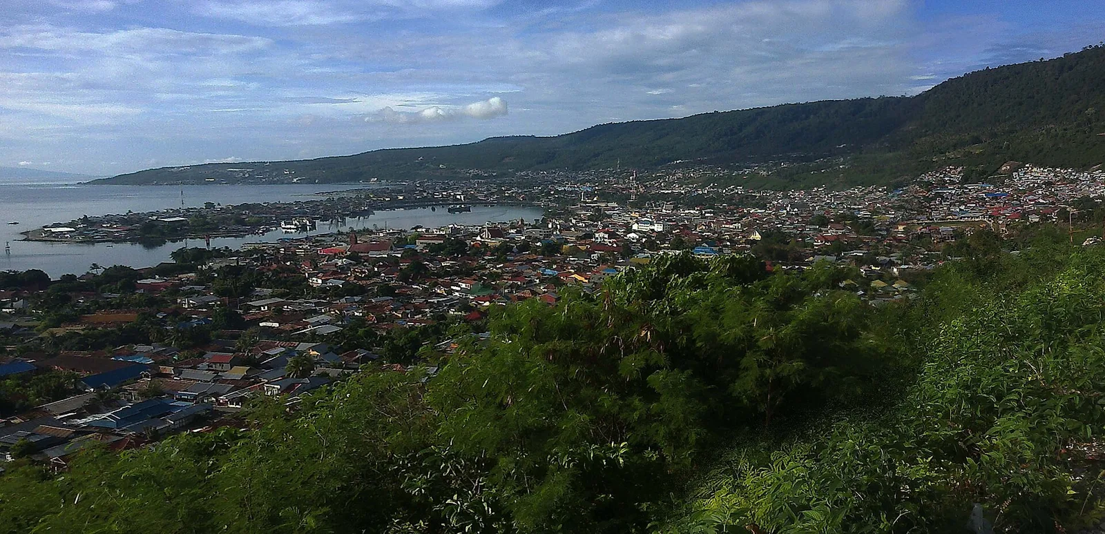 Kota Luwuk dan teluknya dilihat dari Puncak Kelles