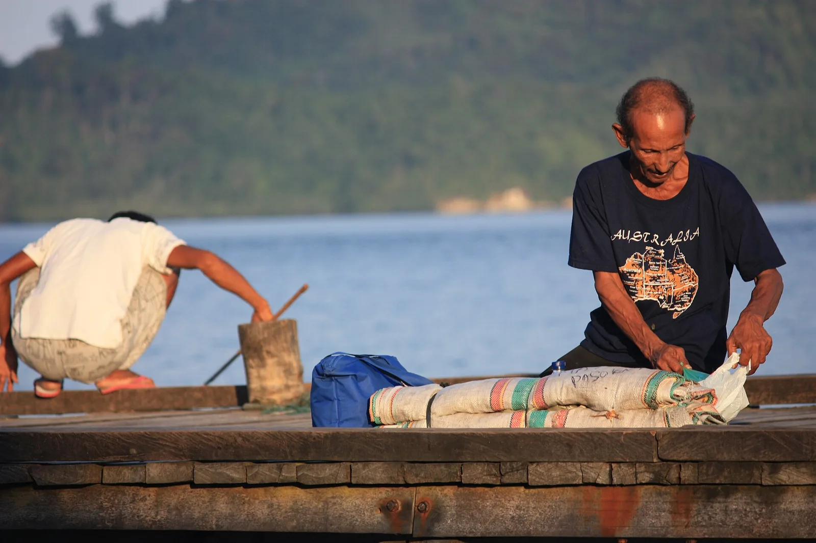 Pescatori al lavoro su una barca a Malenge, isole Togian