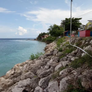 Pantai Kilo 5 di Luwuk dengan tanggul batu dan air laut jernih