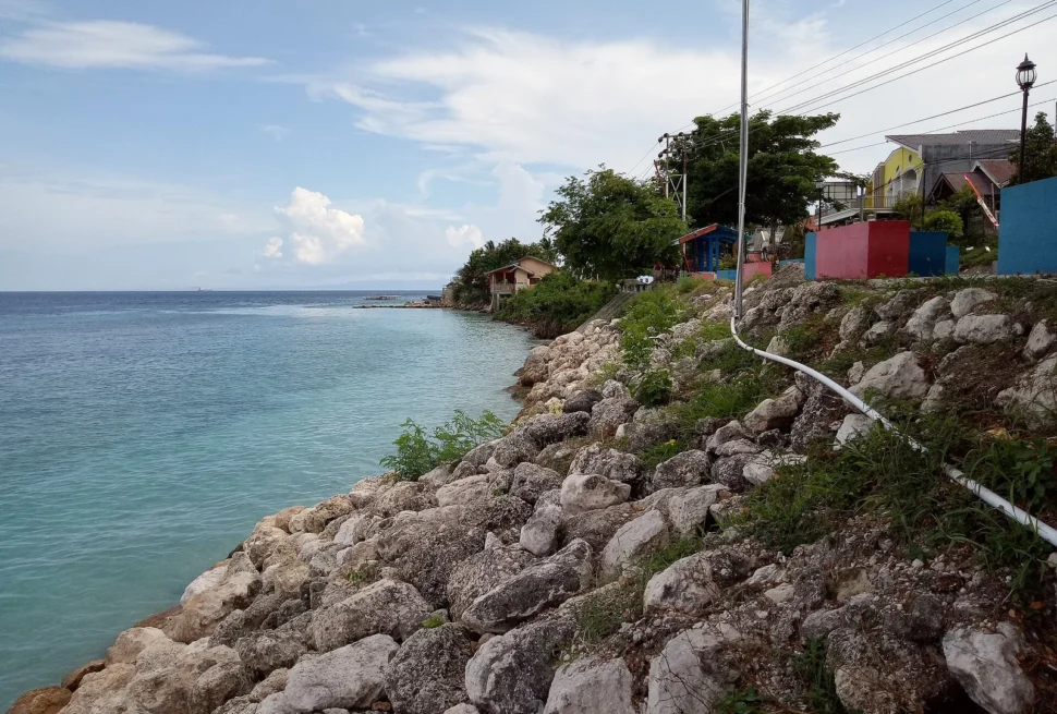 Pantai Kilo 5 di Luwuk dengan tanggul batu dan air laut jernih