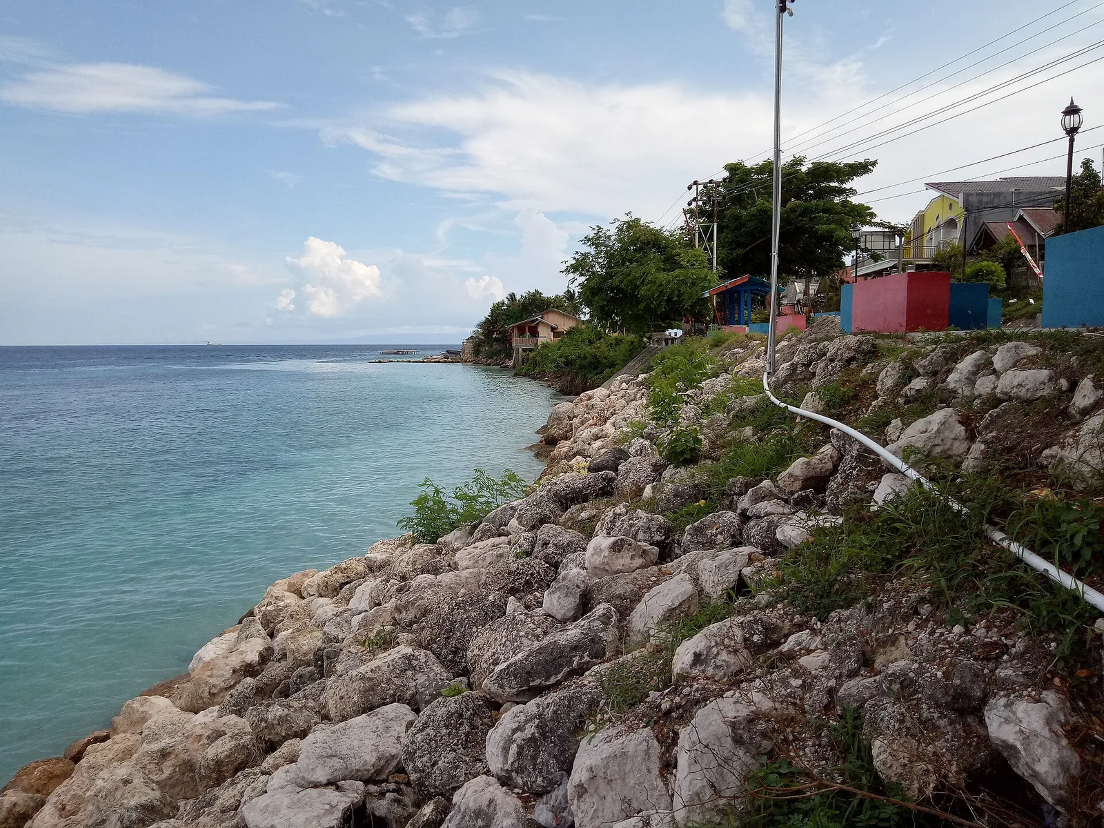 Pantai Kilo 5 di Luwuk dengan tanggul batu dan air laut jernih