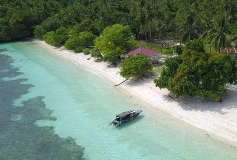Foto udara Pantai Pasir Panjang di Pulau Mbuang-Mbuang, Banggai Laut, dengan pasir putih dan air pirus