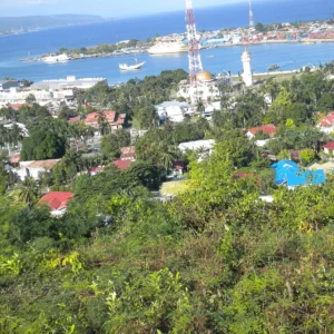 Pemandangan kota Luwuk, masjid, dan pelabuhan dari atas bukit
