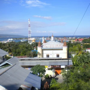 Pusat Kota Luwuk di tepi teluk dengan bangunan dan menara